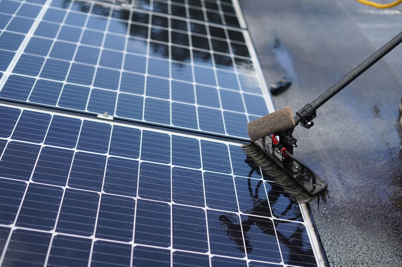 Pulizia professionale di pannelli fotovoltaici su un tetto